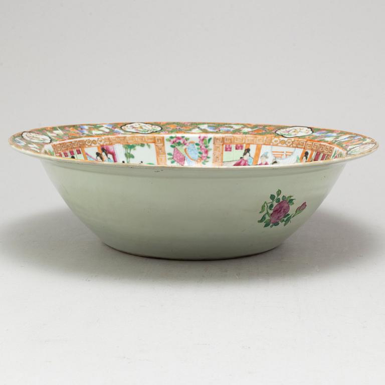 A large famille rose Canton punch bowl, Qing dynasty, late 19th century.