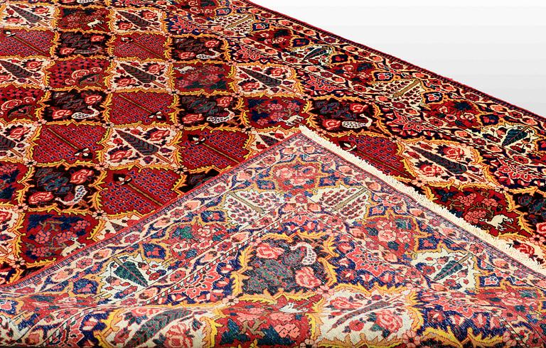 A carpet, Bakhtiari, ca 330 x 210 cm.