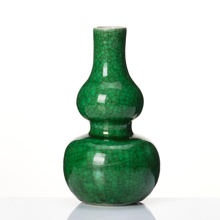 An apple green ge-glazed double gourd vase, Qing dynasty, 19th century.