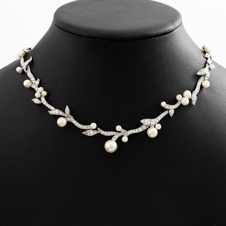 W.A. Bolin collier platina med odlade pärlor och runda briljantslipade  diamanter.