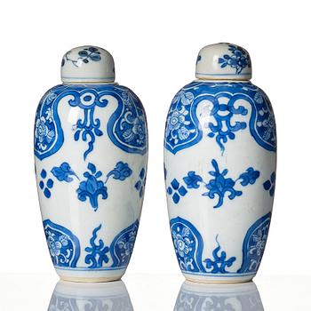 A pair of blue and white tea caddies, Qing dynasty, Kangxi (1662-1722).