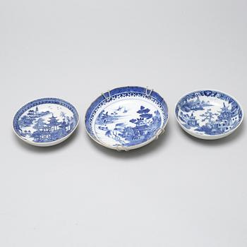 Four plates and three small porcelain plates, Qing dynasty.