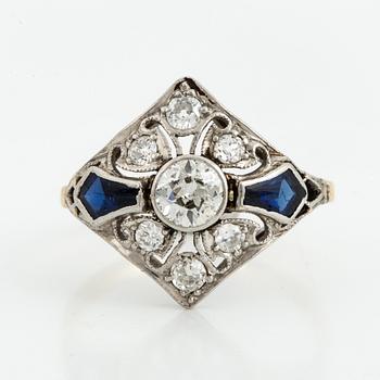 RING, med gammalslipade diamanter och troligen syntetiska safirer.