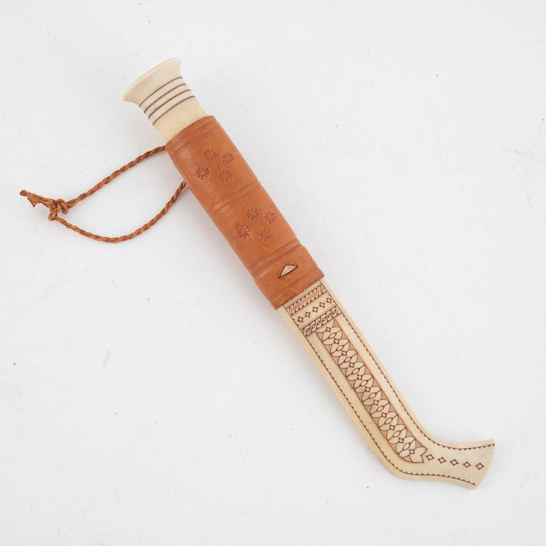 Thore Sunna, a reindeer horn knife, signed.