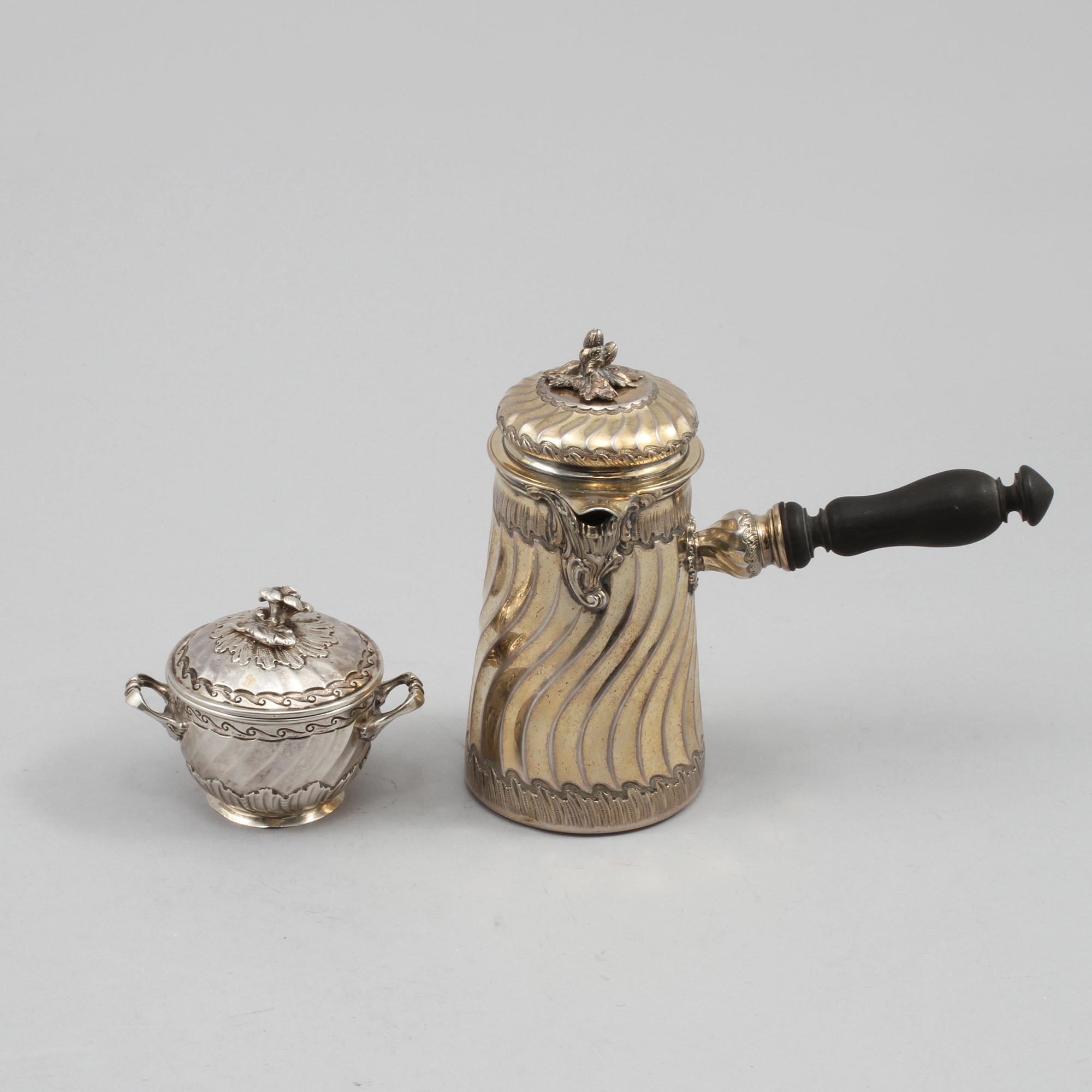 CHOKLADKANNA samt LOCKDOSA, silver, delvis Boin-Taburet, Paris, rokokostil, omkring sekelskiftet 1900, vikt 268 gram.