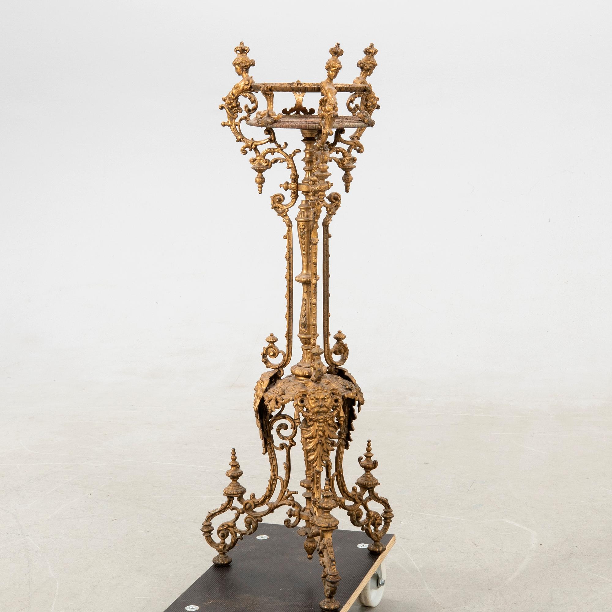 Pedestal/Flower stand Neo-Renaissance circa 1900 cast iron.