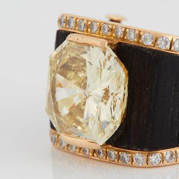 A Paul Binder ring with a modified radiant-cut diamond ca 7 cts quality ca Light Yellow vvs-vs.