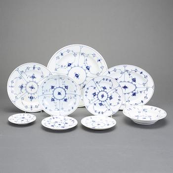 SERVIS, 64 delar, porslin, "Musselmalet", Royal Copenhagen, Danmark.