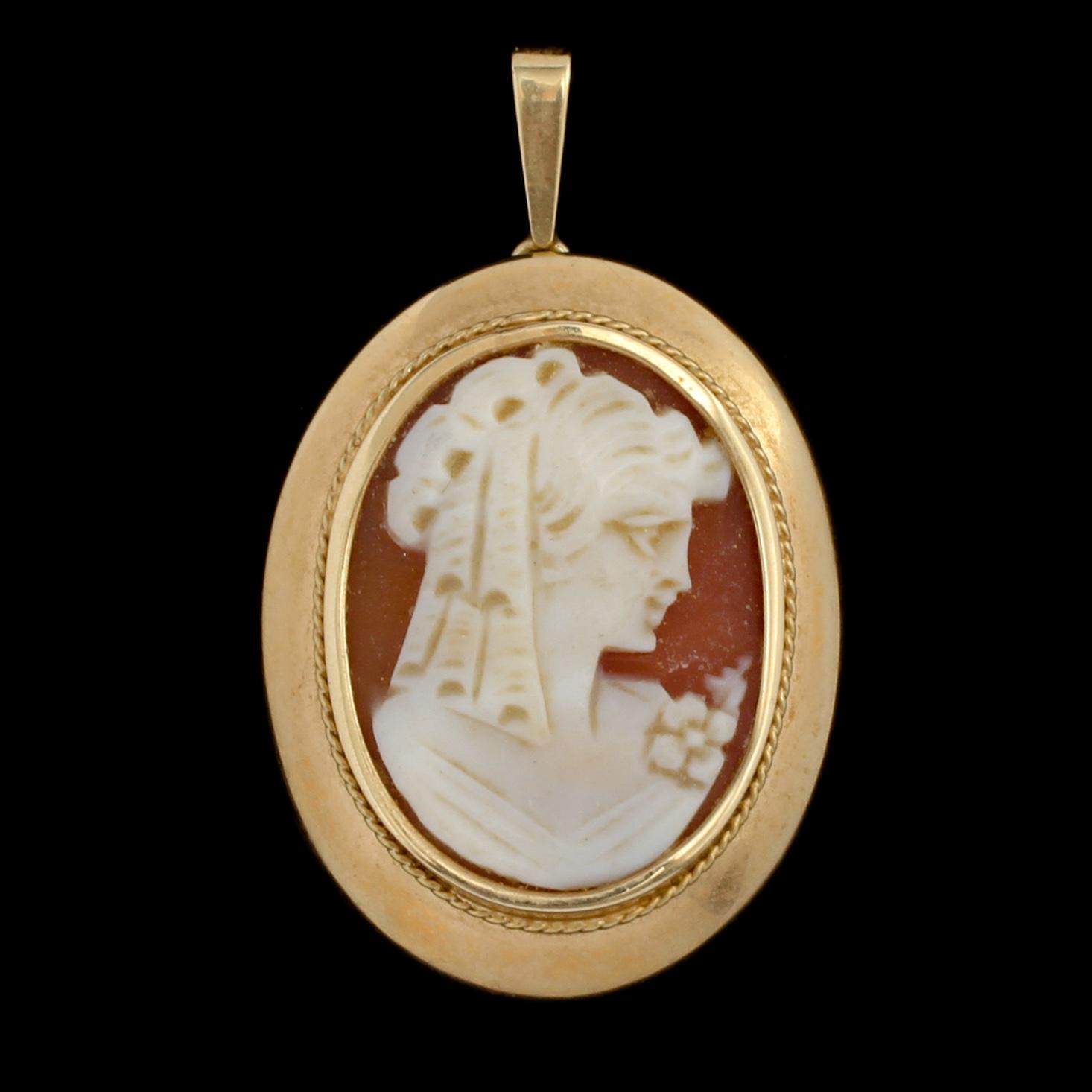 HÄNGE, 14k guld med skuren snäckskalkamé, omkring 1900-talets mitt. Vikt 6 g.