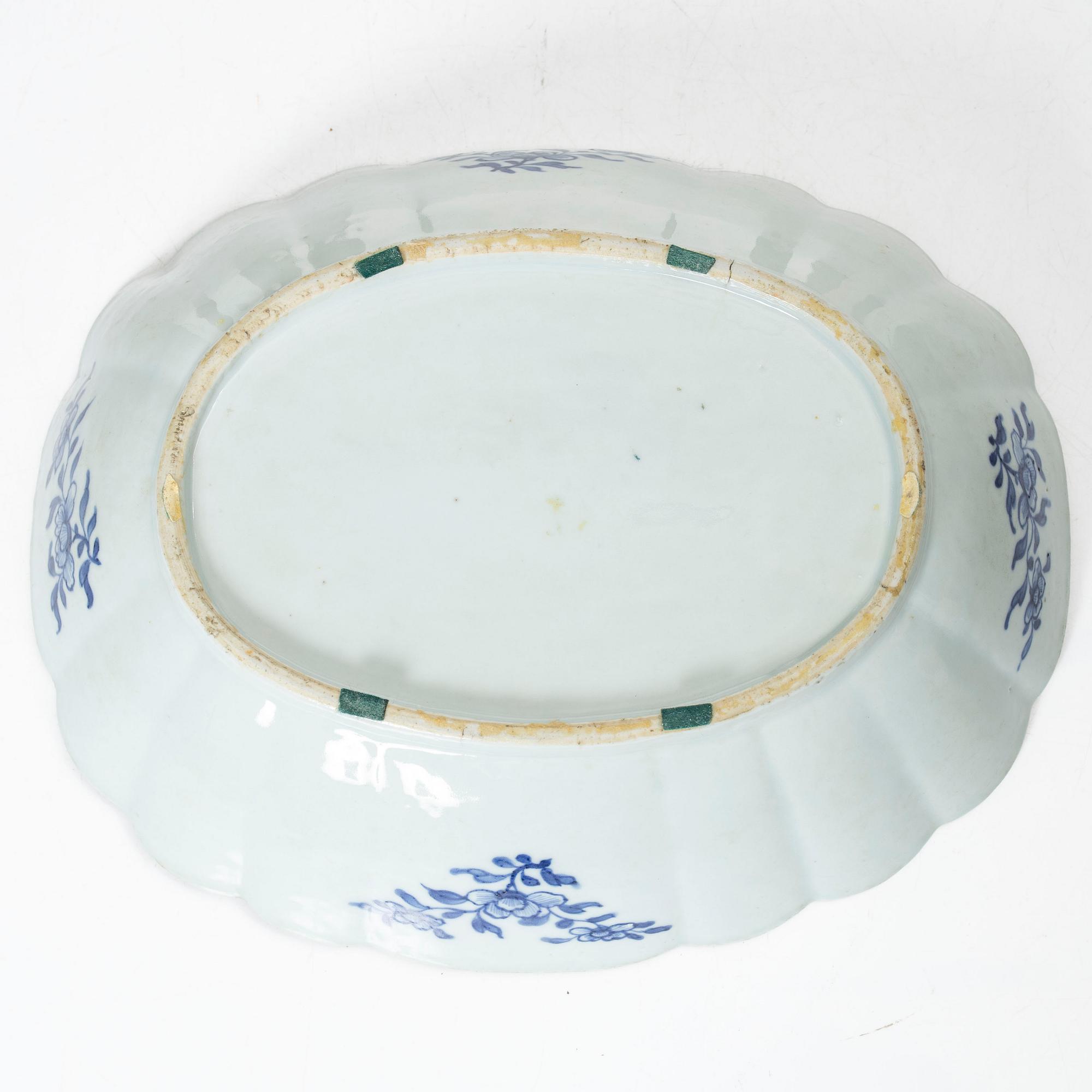 Stekfat, porslin. Qingdynastin, Qianlong (1736-95).