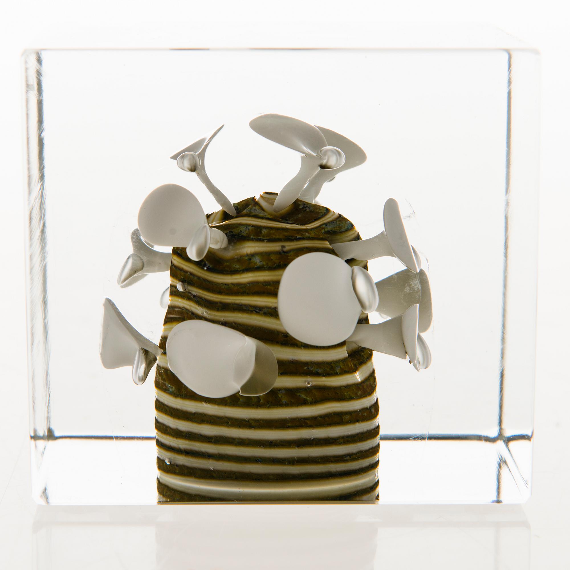 OIVA TOIKKA, An annual glass cube signed Oiva Toikka, Nuutajärvi 1981, numbered 999/1000.