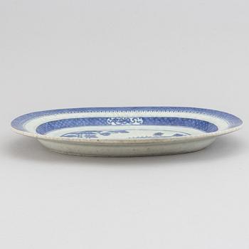 A blue and white serving dish, Qing dynasty, Qianlong (1736-95).