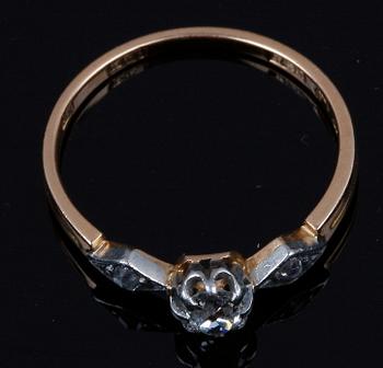 RING, 18 K guld och diamanter, CG Hallberg, 1904.