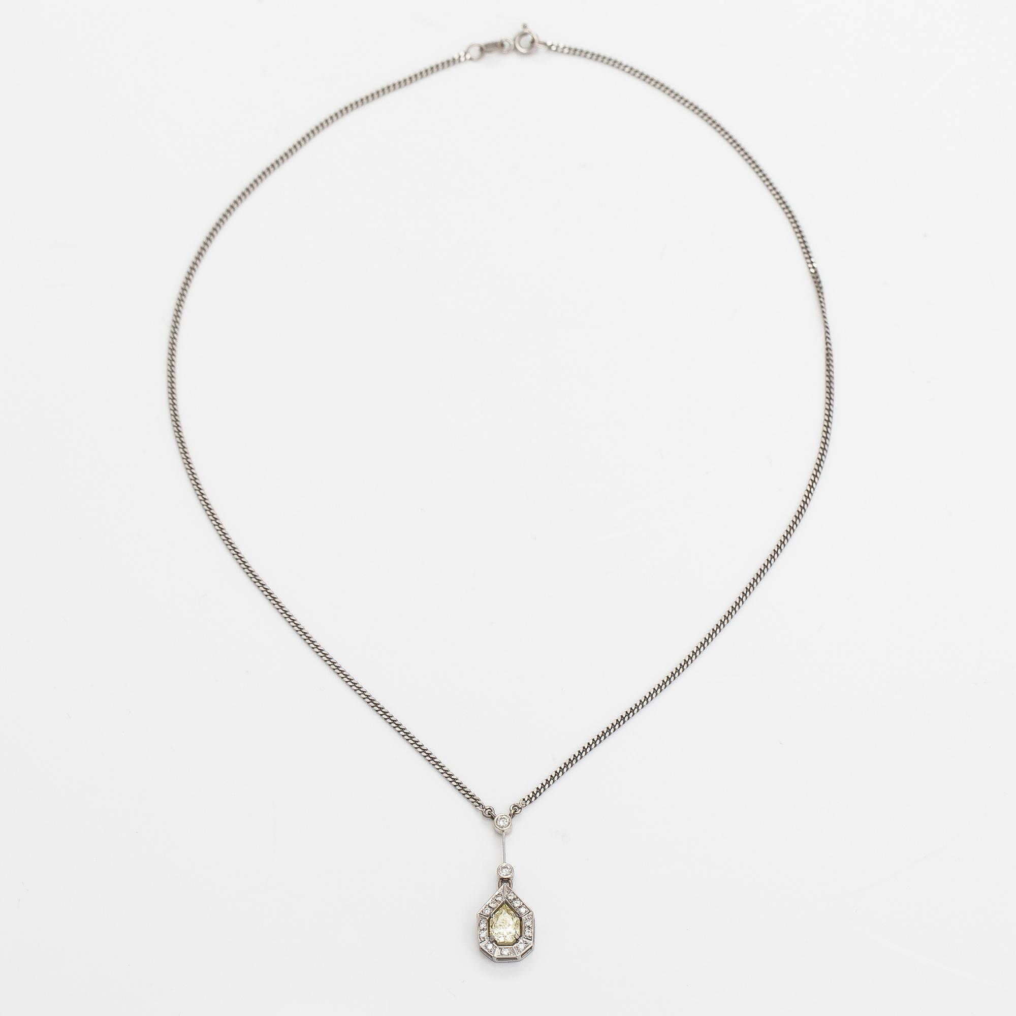 Halsband, 14K och 18K vitguld, empress-slipad diamant ca 1.14 ct och briljantslipade diamanter ca 0.24 ct tot.
