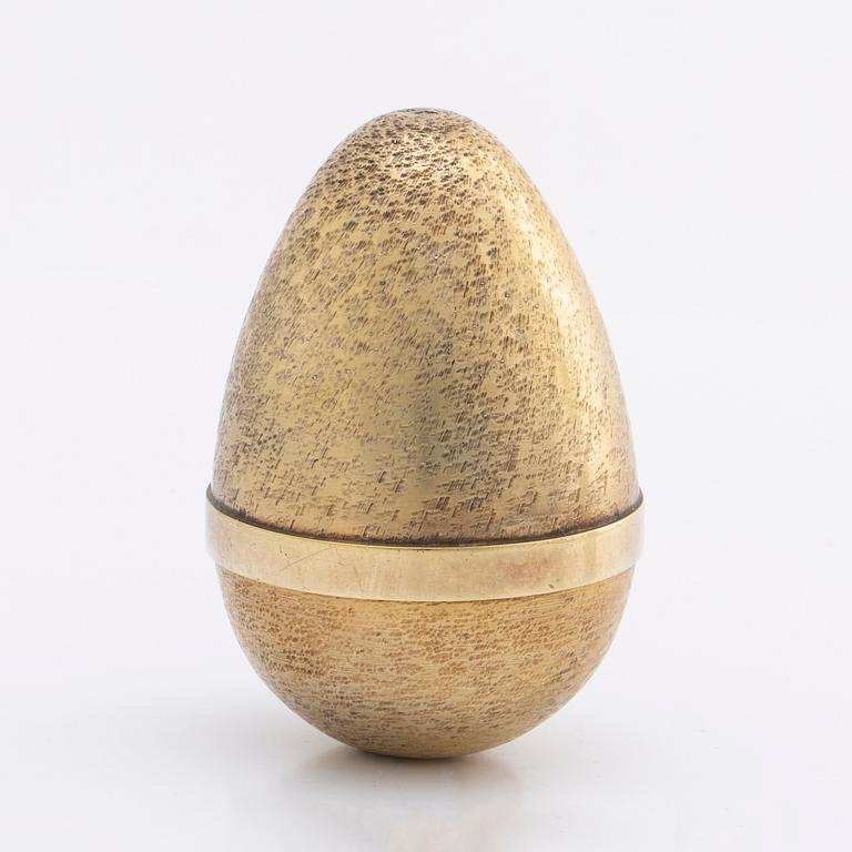 An English 20th century sterling gilded surprise egg mark of S Devlin London, total weight ca 172 gr, Length ca 7 cm.