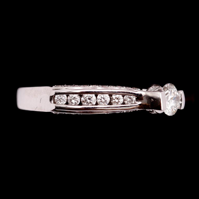 RING, 14 k vitguld, med briljantslipade diamanter tot ca 1.0 ct. Total vikt ca 4,8 gram.