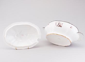 A 16-pcs set of 1930s-1940s 'Diana' tableware from Arabia, Finland.