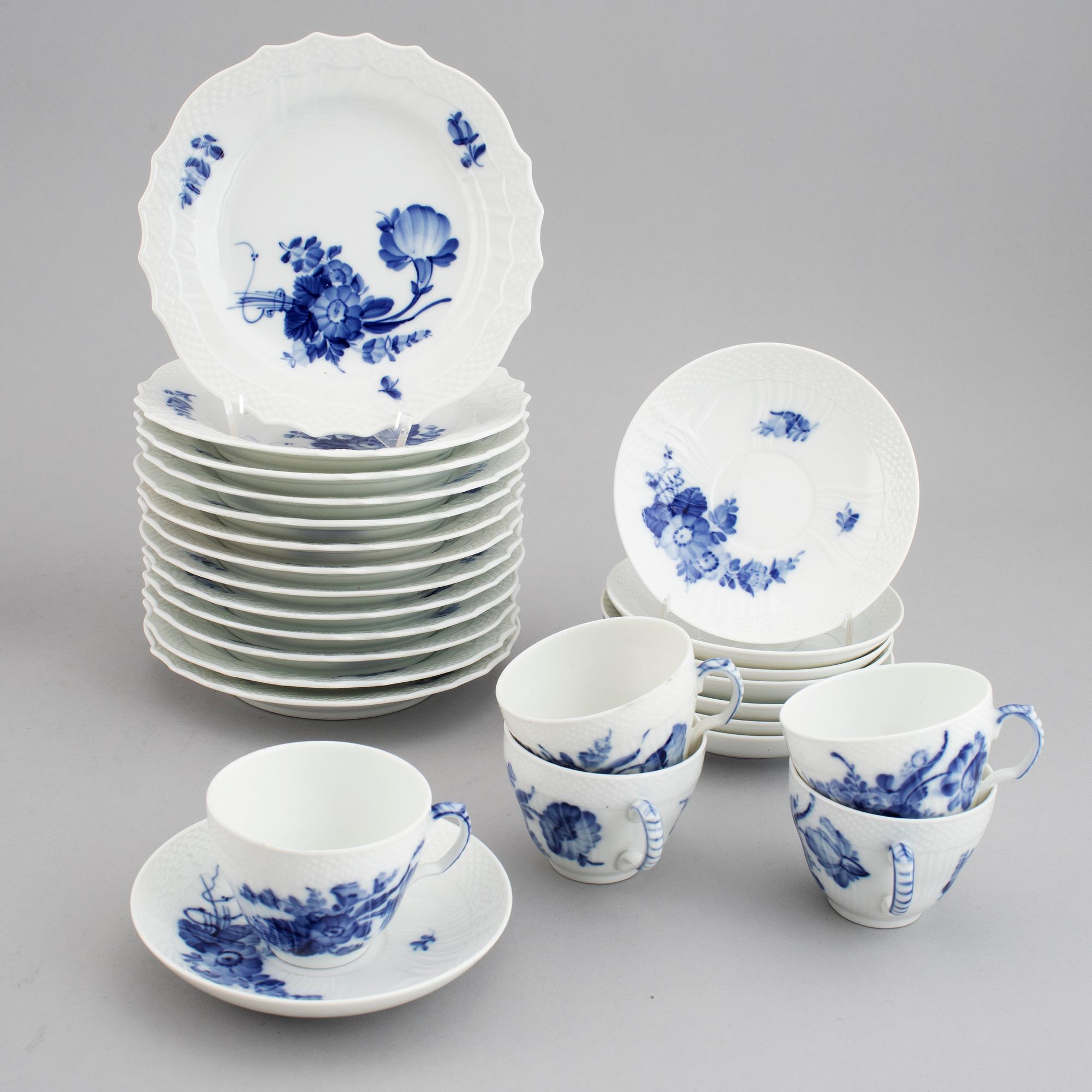 A 35-piece Royal Copenhagen "Blå blomst" porcelain coffee service, Denmark, 20th Century.