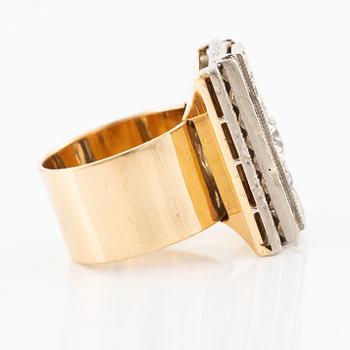 Ring 18K guld med gammalslipad diamant, briljantslipade och baguetteslipade diamanter samt carréslipade safirer.