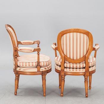 KARMSTOLAR, ett par, gustaviansk stil, 1900-talets mitt.
