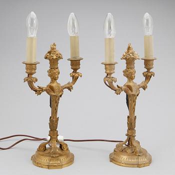 BORDSLAMPOR, ett par förgylld mässing, Ny-Louis XVI, 1800-talets andra hälft.