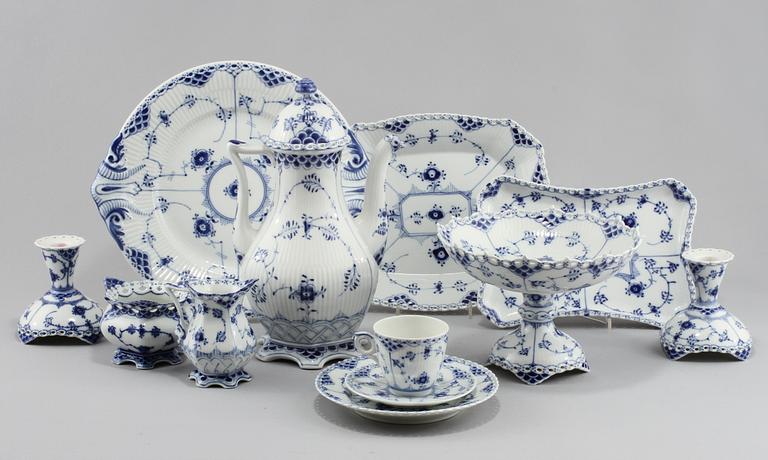 KAFFESERVIS, 33 delar,  porslin, "Musselmalet", Royal Copenhagen, 1900-talets andra hälft.