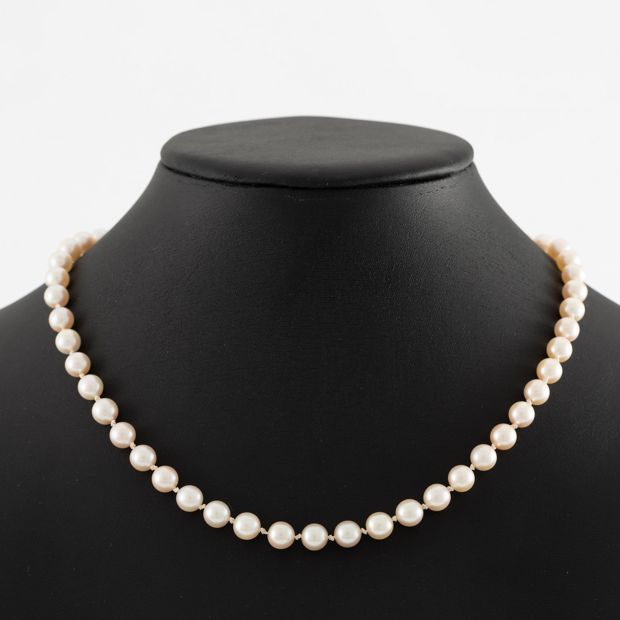 Pearl necklace, with cultured pearls, with a clasp in 14K gold.
