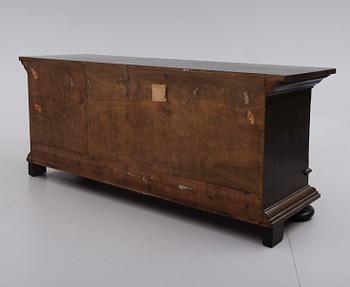 BUFFÉSKÅP, barockstil, 1900-talets första hälft.