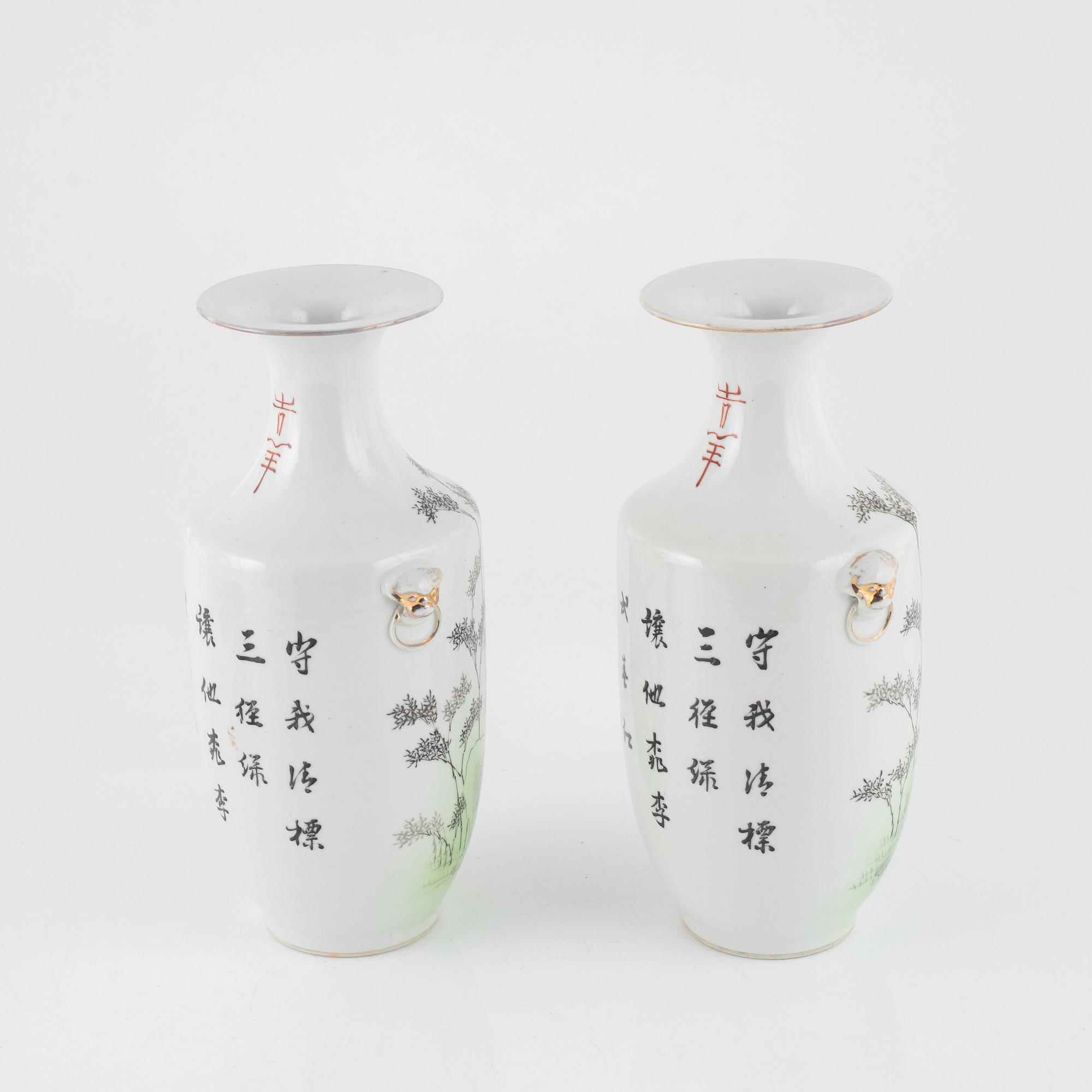 Vaser, ett par, porslin, Kina, 1900-tal samt tallrik, porslin, Kina, Qianlong (1736-95).