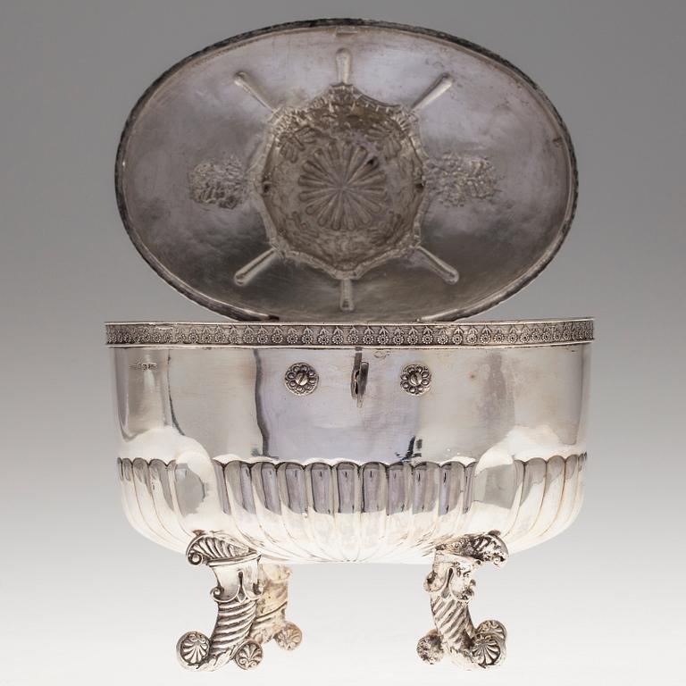 SOKERILIPAS hopeaa. Gustav Fredrik Richter Tukholma 1831. Mitat 15 x 18,5 cm. Paino 539 g.