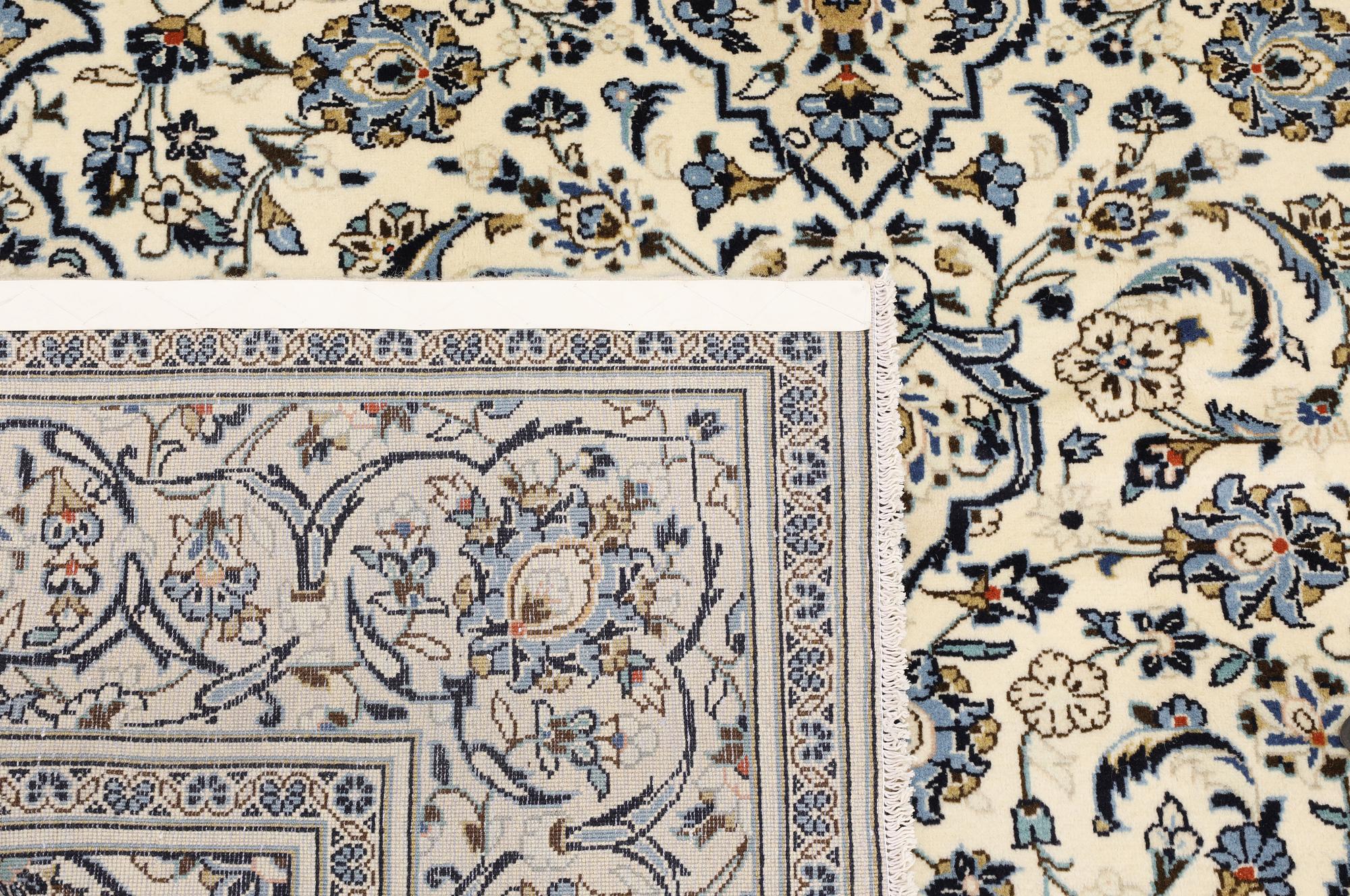 A Keshan carpet, approx. 302 x 203 cm.