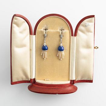 Örhängen, med lapis lazuli med gammalslipade diamanter med pärlor.