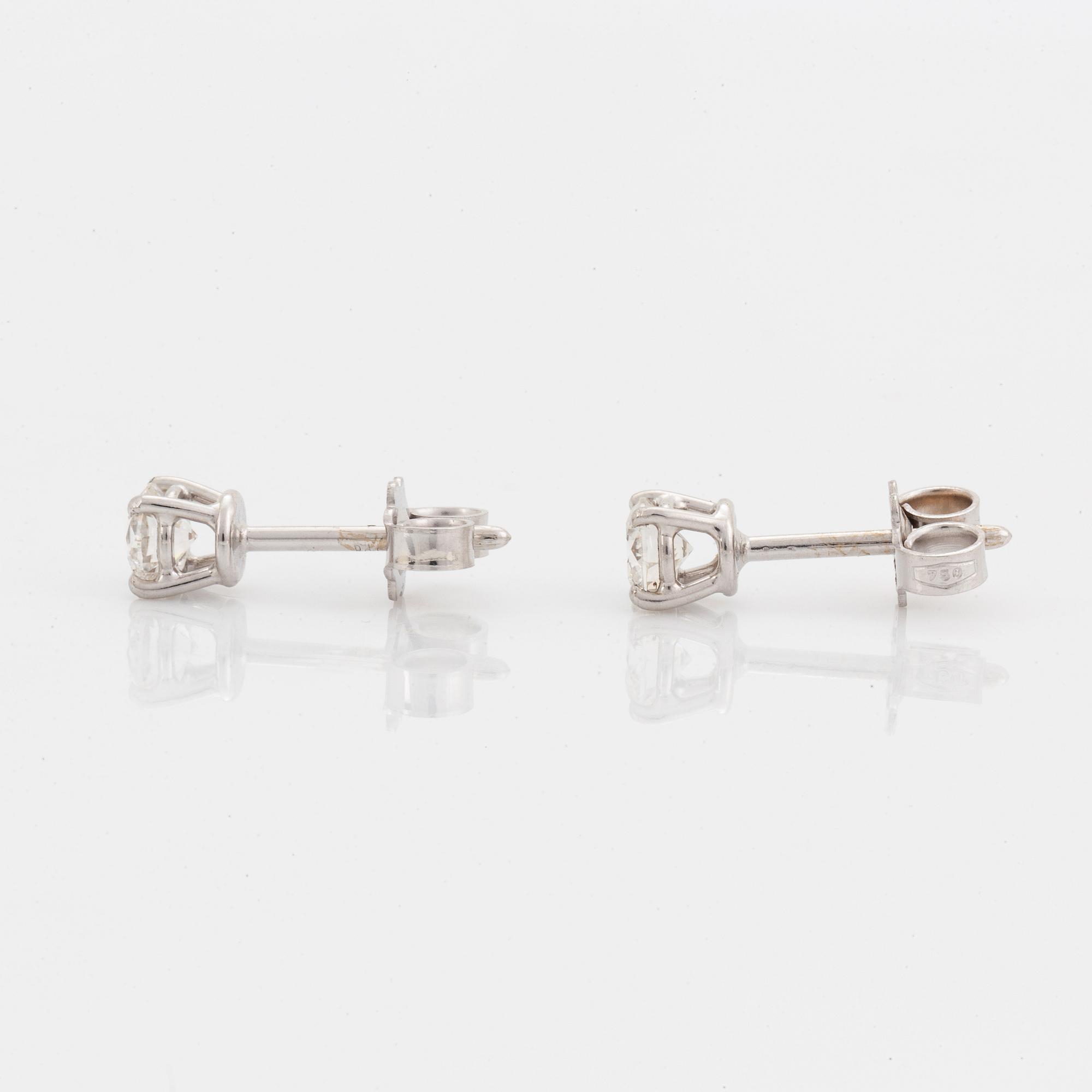 Örhängen, med briljantslipade diamanter.