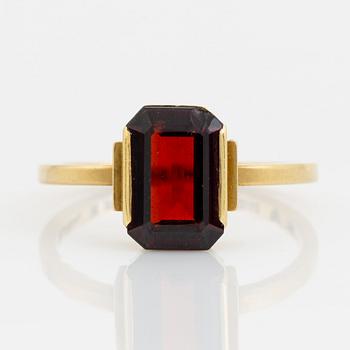 Wiwen Nilsson, 18K gold and faceted red stone ring,  Lund 1940.