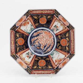 A Japanese imari dish, 19th century.