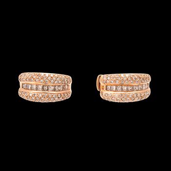 Örhängen 18K roséguld med runda briljantslipade samt prinsesslipade diamanter.