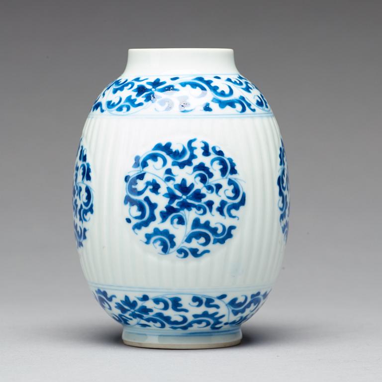 TEKRUKA, porslin. Qingdynastin, Kangxi (1662-1722).