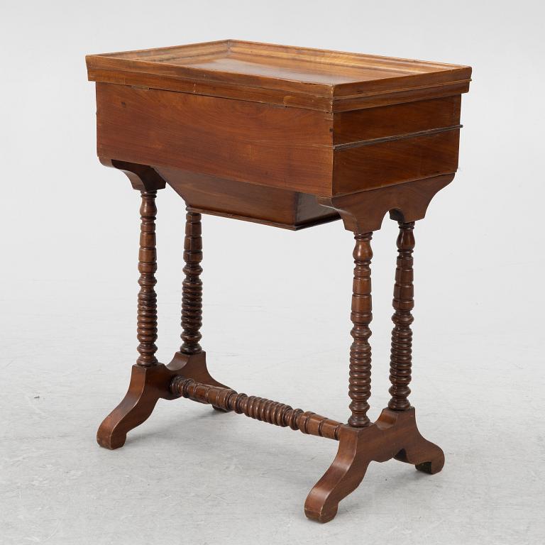 Sybord, empirestil, omkring 1900.