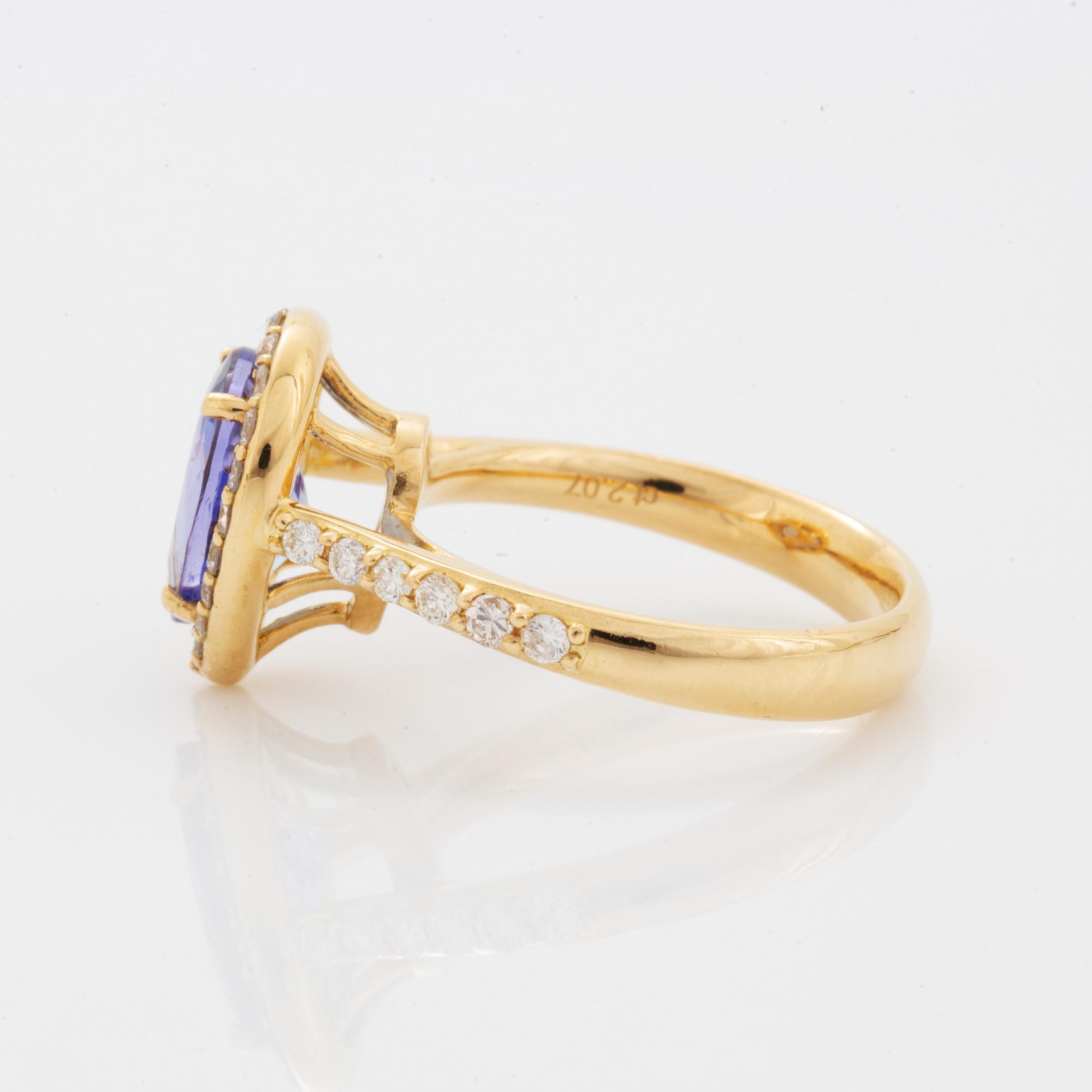 Ring, med droppformad fasettslipad tanzanit och briljantslipade diamanter.