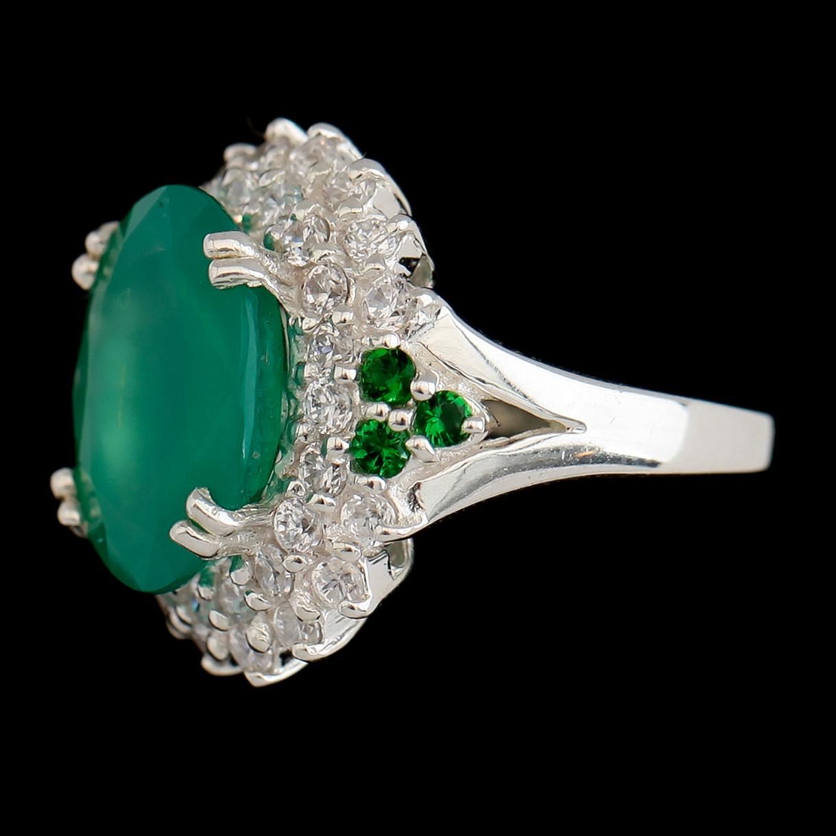 RING, vitguldspläterat sterlingsilver, grön aventurin ca 5.75 ct, vita safirer tot ca 1.08 ct, gröna stenar.