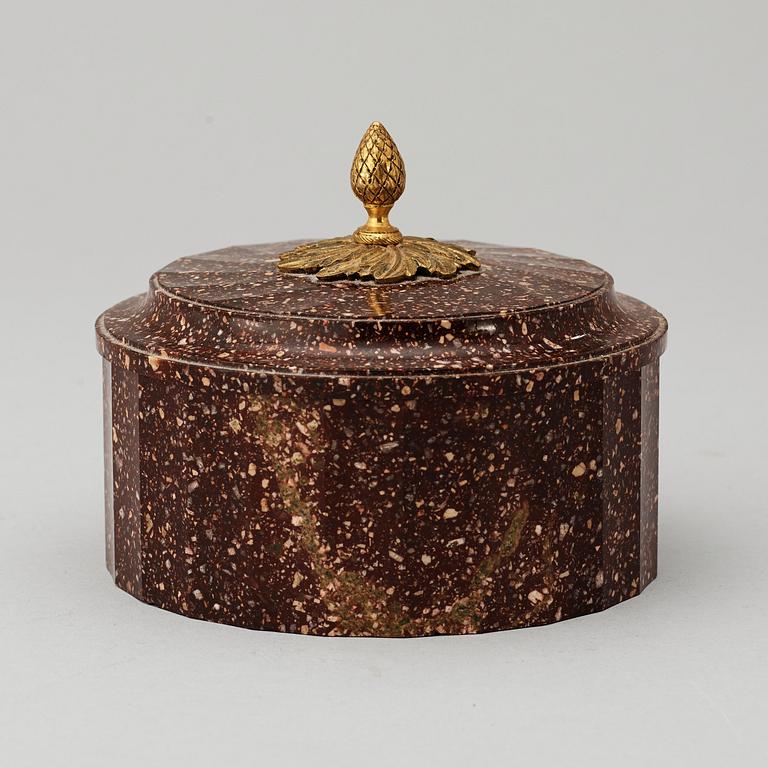 SMÖRASK MED LOCK. Älvdalen, 1800-talets början. Empire.