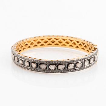 Armring med fasettslipade diamanter.