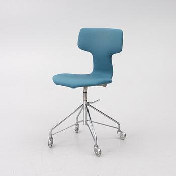 Arne Jacobsen, ”T-stol” modell 3113 kontorsstol på förkromad metall och textil ram, Fritz Hansen, Danmark.