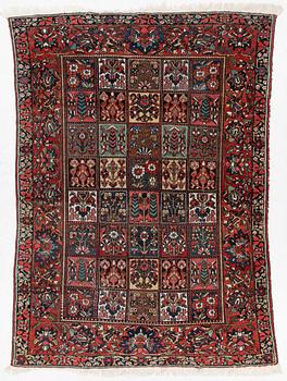 A Chahâr Mahal Bakhtiar carpet, semi-antique, c. 290 x 210 cm.
