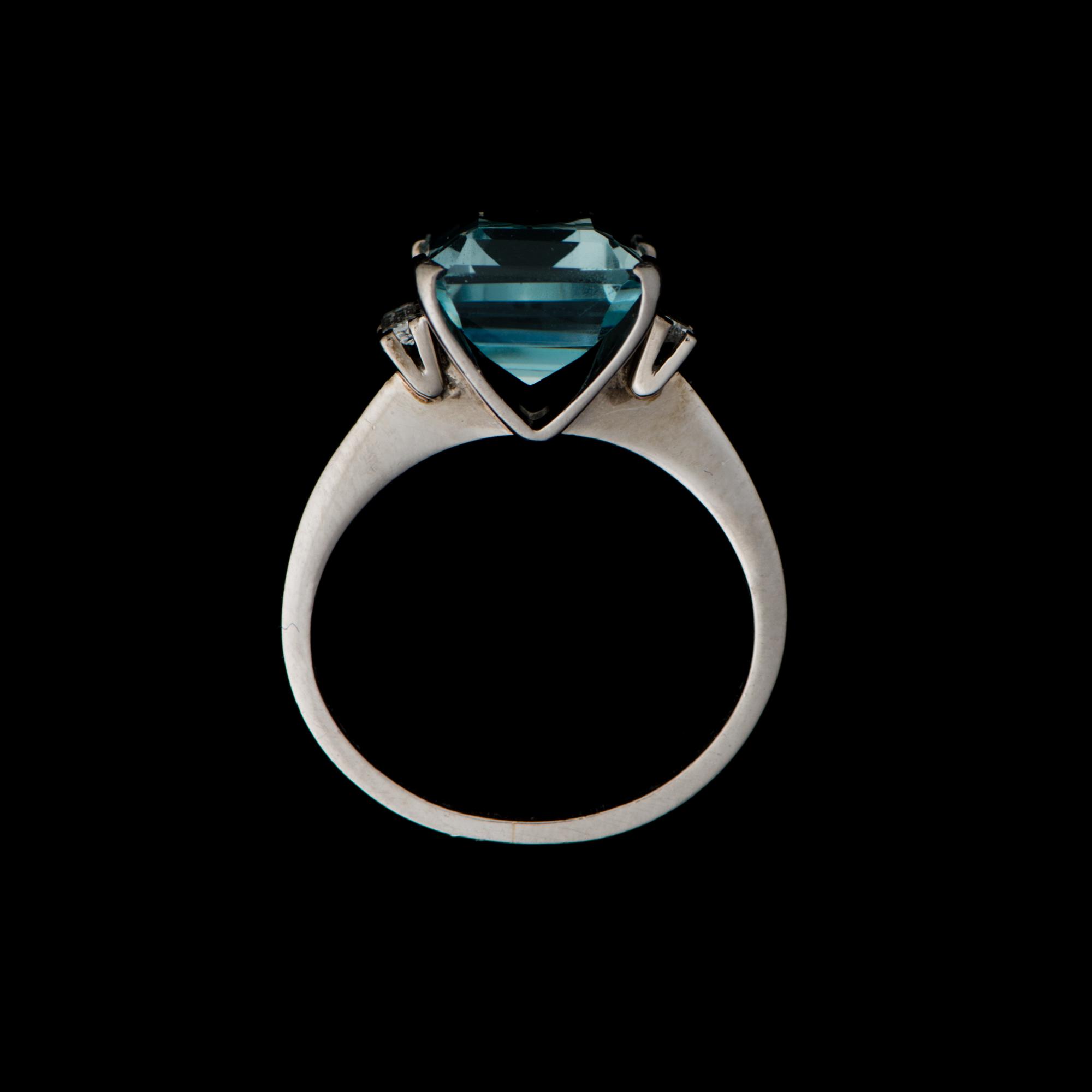 RING, fasettslipad akvamarin, baguetteslipade diamanter, palladium. A. Tillander, Helsingfors.