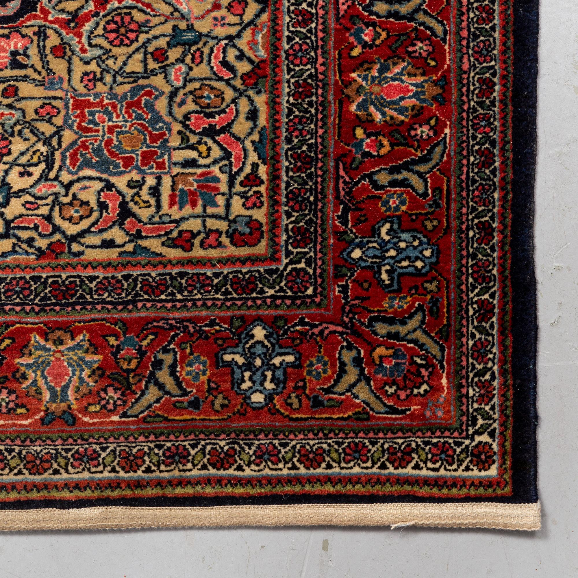 A rug, semi-antique Kashan/Sarouk, ca 199 x 134 cm.