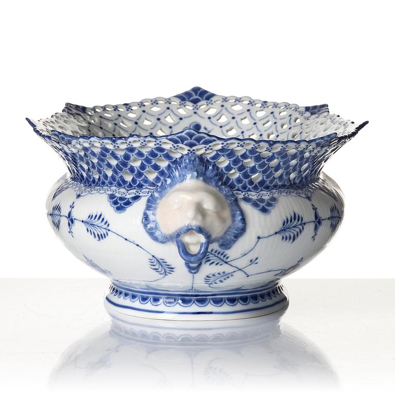 A Royal Copenhagen 'Muselmalet' / 'blue fluted full lace' jardiniere, Denmark, 1898-1923.