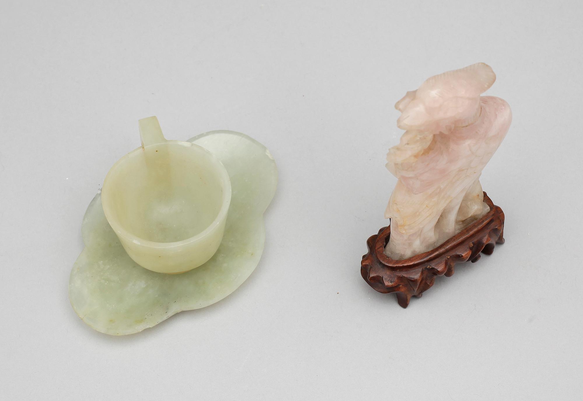 KOPP MED FAT samt FIGURIN, nefrit och rosenkvarts, Kina, 1900-tal.