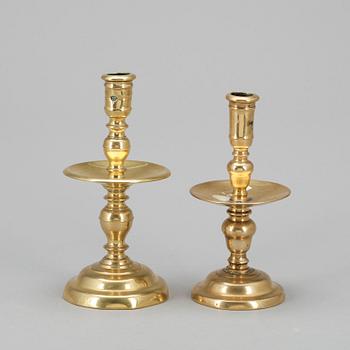 LJUSSTAKAR, 2 st, mässing. Holland 1600-tal.