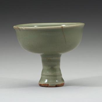 A Longquan celadon glazed stemcup, Ming dynasty (1368-1644).